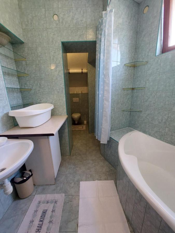 Csaladbarat Vendeglak: Family-Friendly Guesthouse for 9 Szeged Exterior photo