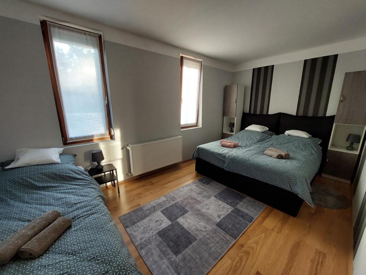 Csaladbarat Vendeglak: Family-Friendly Guesthouse for 9 Szeged Exterior photo