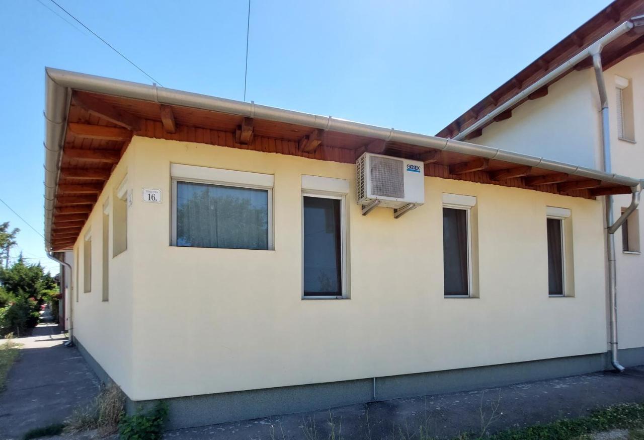 Csaladbarat Vendeglak: Family-Friendly Guesthouse for 9 Szeged Exterior photo