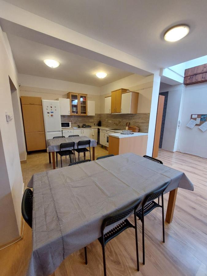 Csaladbarat Vendeglak: Family-Friendly Guesthouse for 9 Szeged Exterior photo