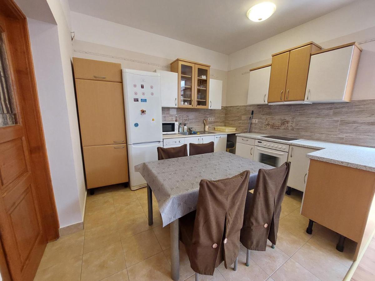 Csaladbarat Vendeglak: Family-Friendly Guesthouse for 9 Szeged Exterior photo